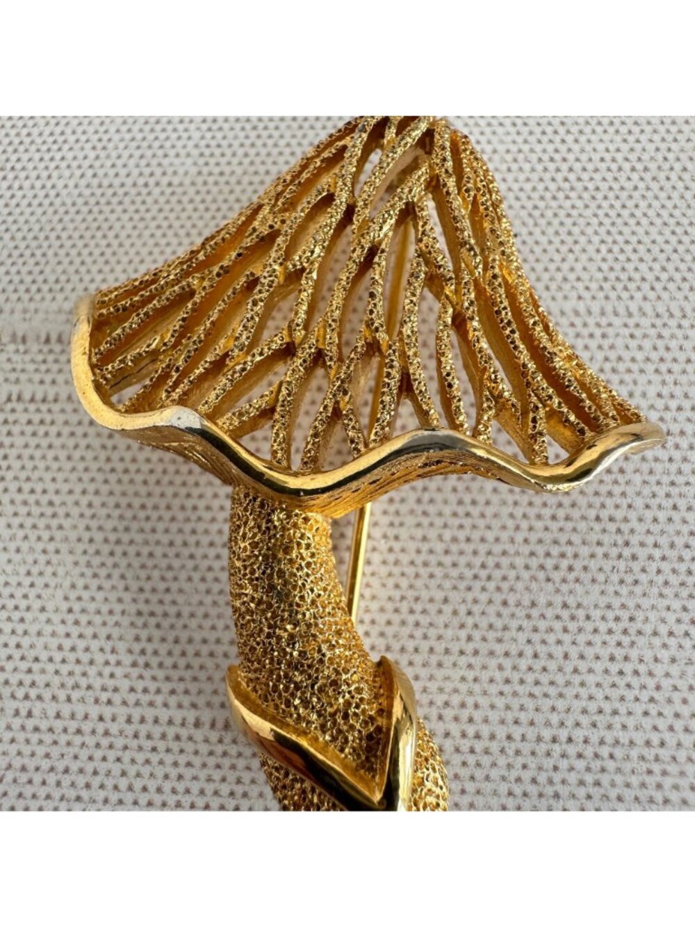 Crown Trifari Gold Tone Mushroom Brooch Openwork Textured Signed 1960s - Picture 4 of 8